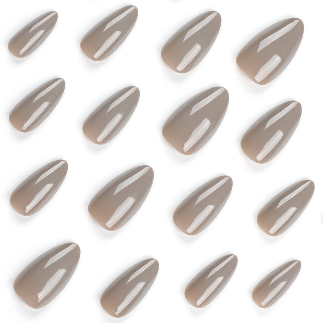 Kunstvolle Stiletto-Nägel mit elegantem Hochglanz-Finish Karnz