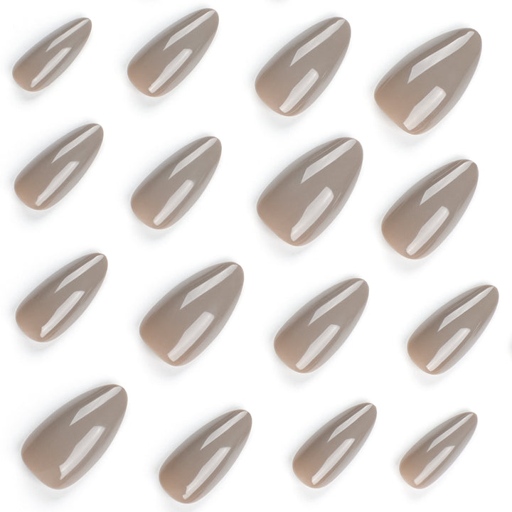 Kunstvolle Stiletto-Nägel mit elegantem Hochglanz-Finish Karnz
