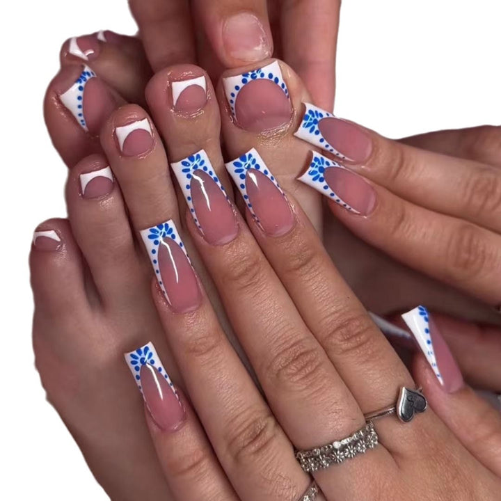 Künstlerische French Tip Nagelverzierungen Karnz