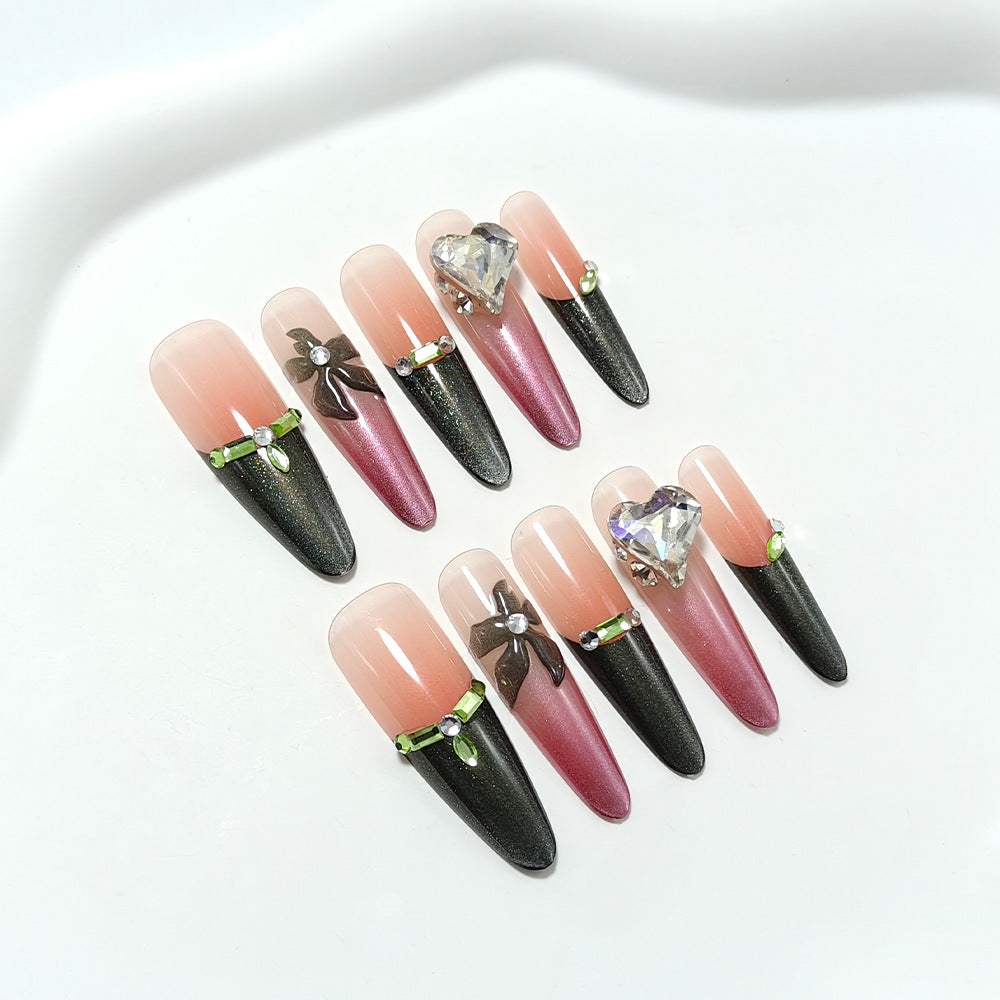 Kunstnägel mit Elegantem Spitzen-Design und Glitzerakzenten Karnz