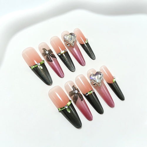 Kunstnägel mit Elegantem Spitzen-Design und Glitzerakzenten Karnz