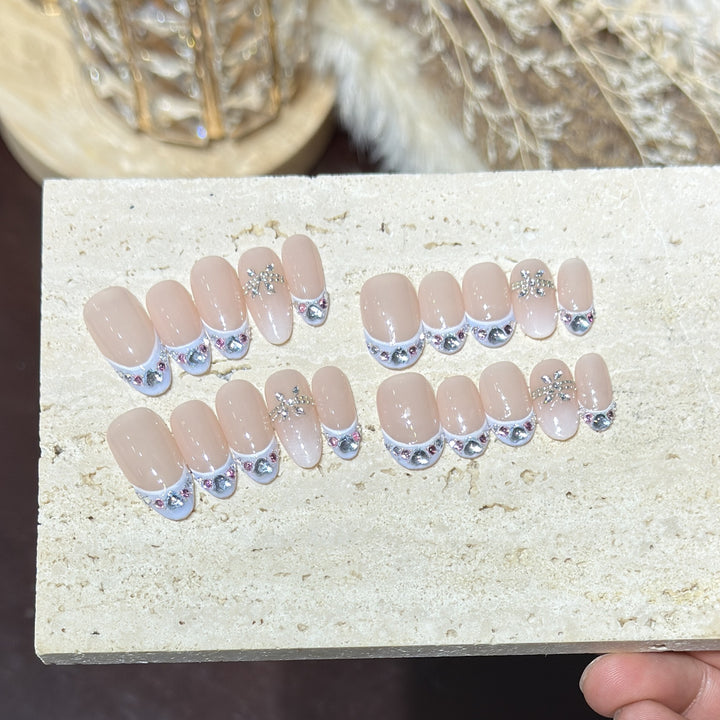 Dekoratives Press-On Nagelset mit Strass-Akzenten