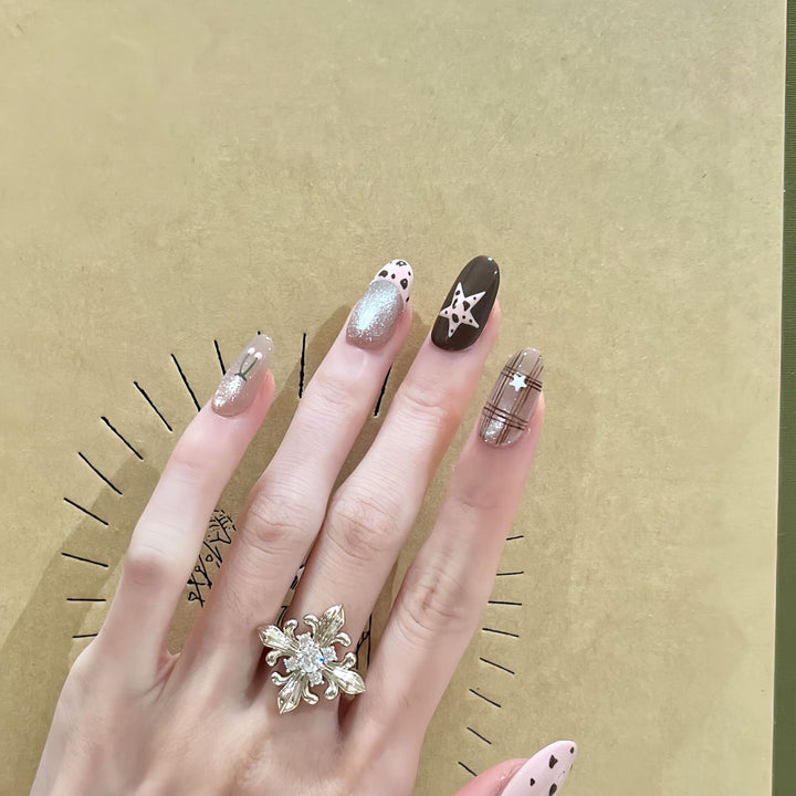 Kunstnägel Im Eleganten Blumen-Design Karnz