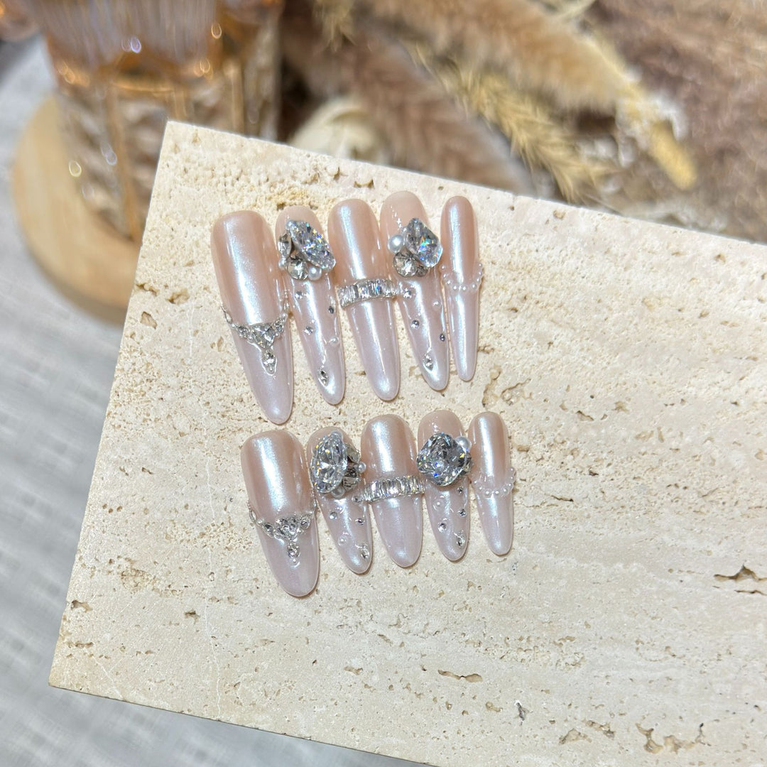 Dekoratives Stiletto-Nagelspitzen-Set mit Edelsteinakzenten Karnz