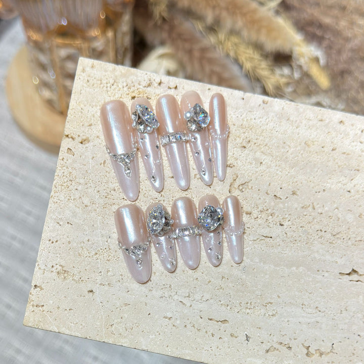 Dekoratives Stiletto-Nagelspitzen-Set mit Edelsteinakzenten Karnz