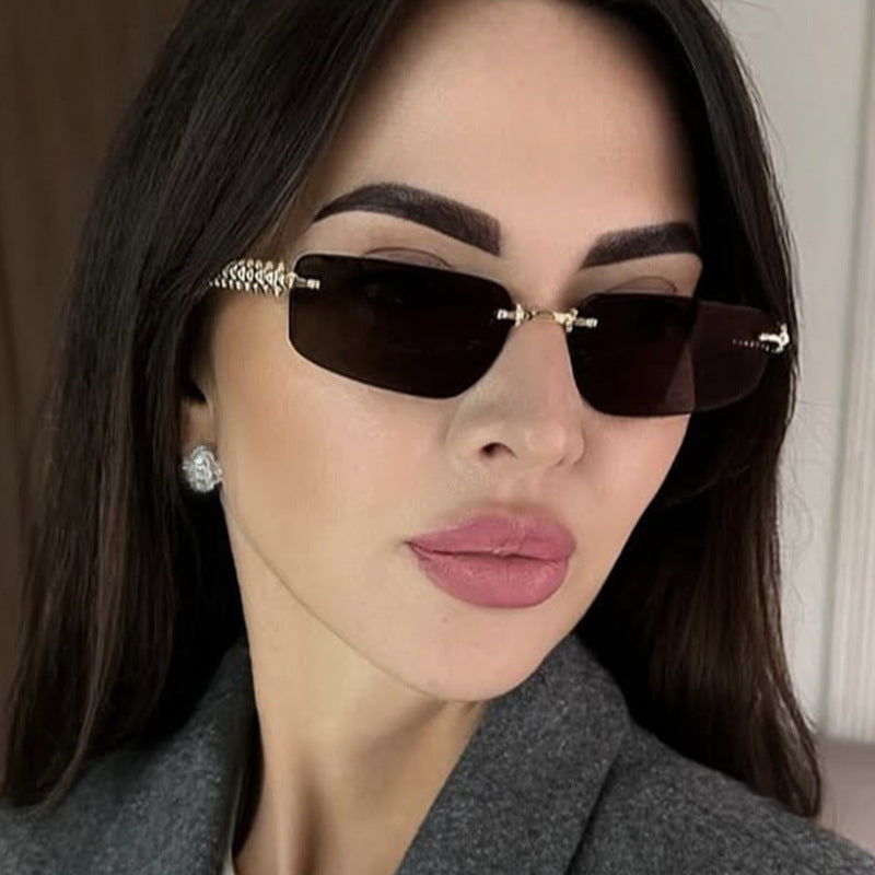 Damen quadratische Sonnenbrille mit filigranem Rahmen und luxuriösen Akzenten Karnz
