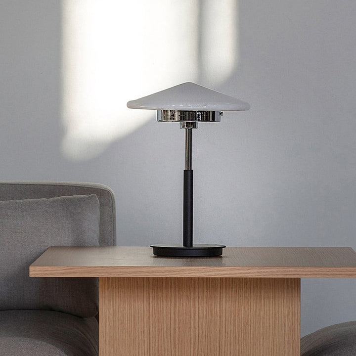 Moderne Minimalistische Tischlampe mit geometrischem Schirm