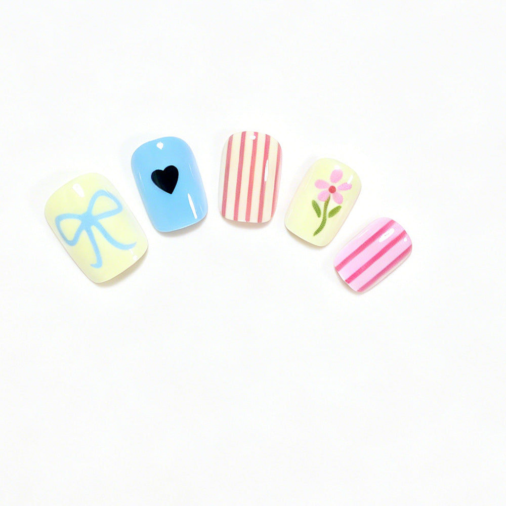 Dekoratives Nagelkunst-Set mit floralen Motiven Karnz