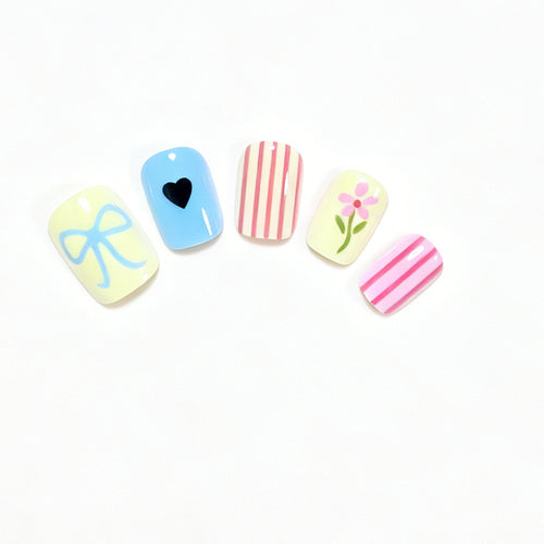 Dekoratives Nagelkunst-Set mit floralen Motiven Karnz