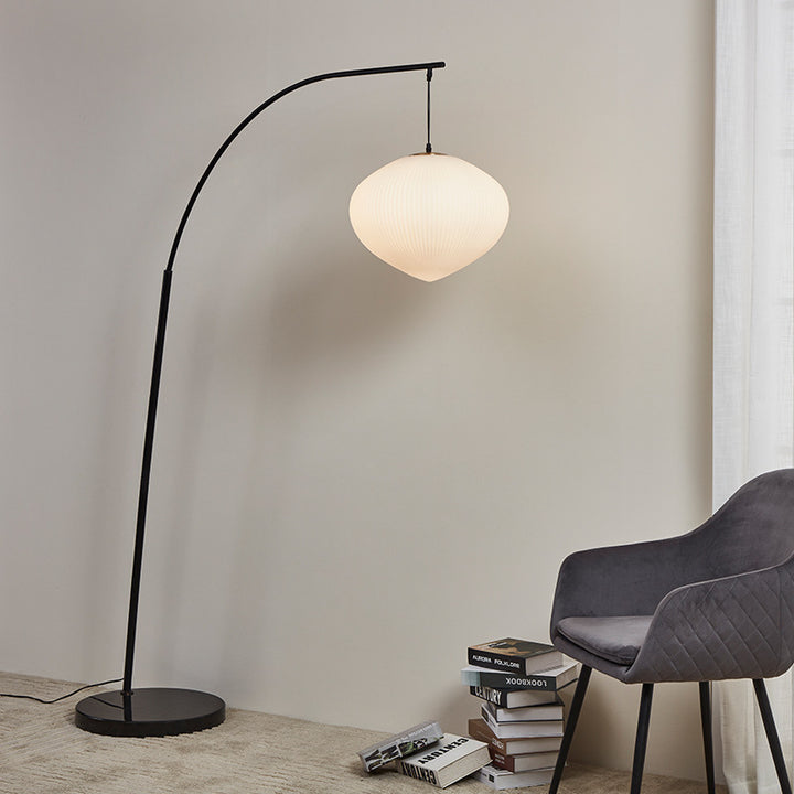 Arc Stehlampe mit elegantem Schirm
