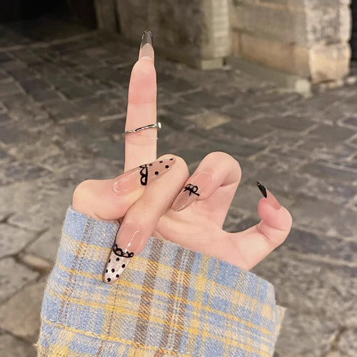 Künstlerisches Presse-Nagelset mit einzigartigen Schleifen- und Pünktchen-Designs Karnz