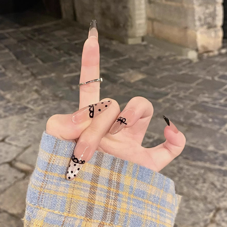 Künstlerisches Press-On-Nagelset mit einzigartigen Schleifen- und Punktdesigns Karnz