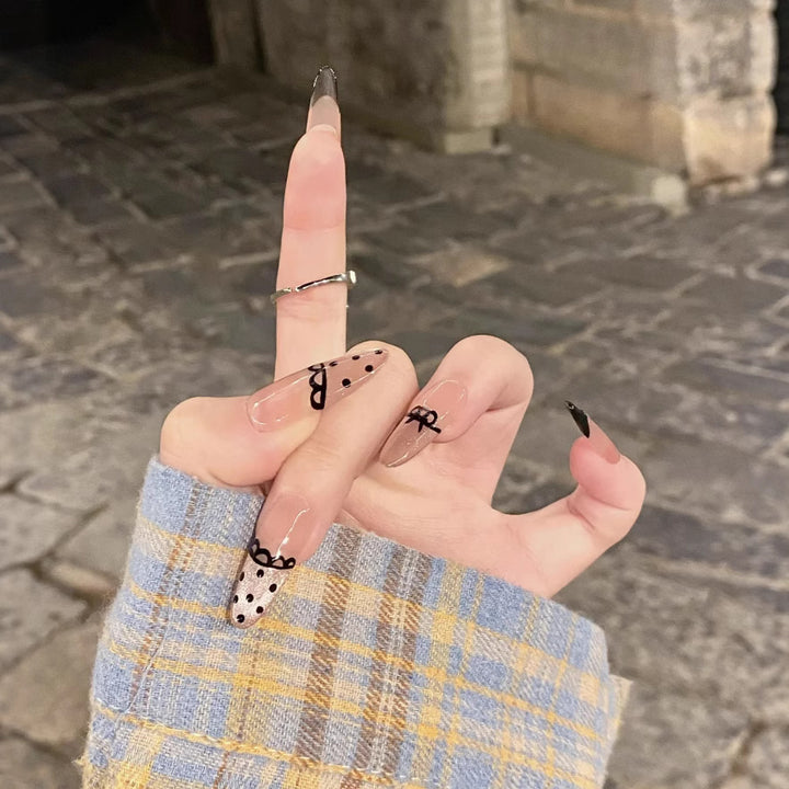 Künstlerisches Press-On-Nagelset mit einzigartigen Schleifen- und Punktdesigns Karnz