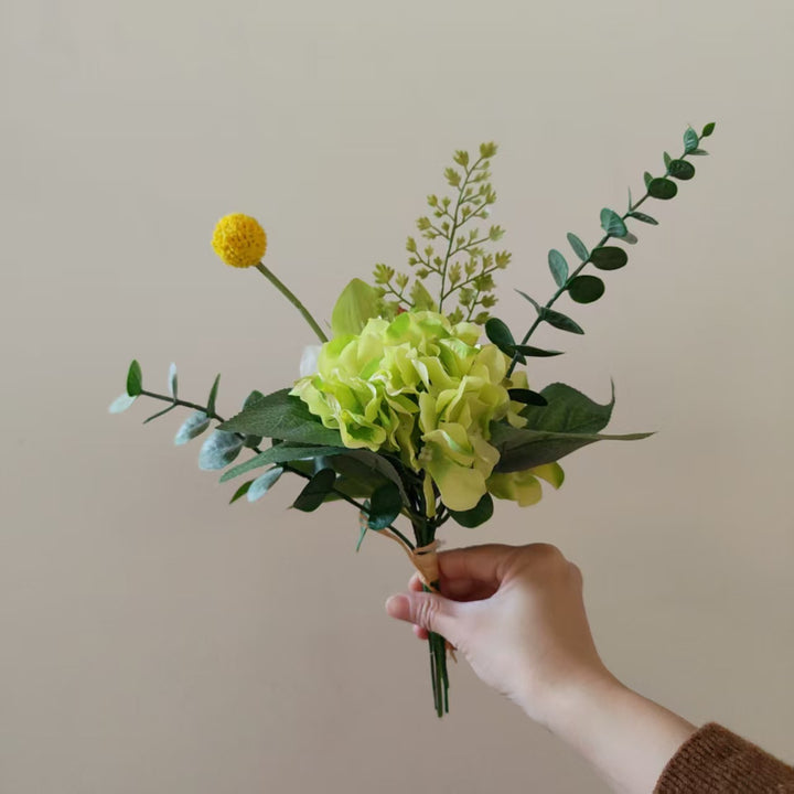 Lebensechter künstlicher Blumenstrauß
