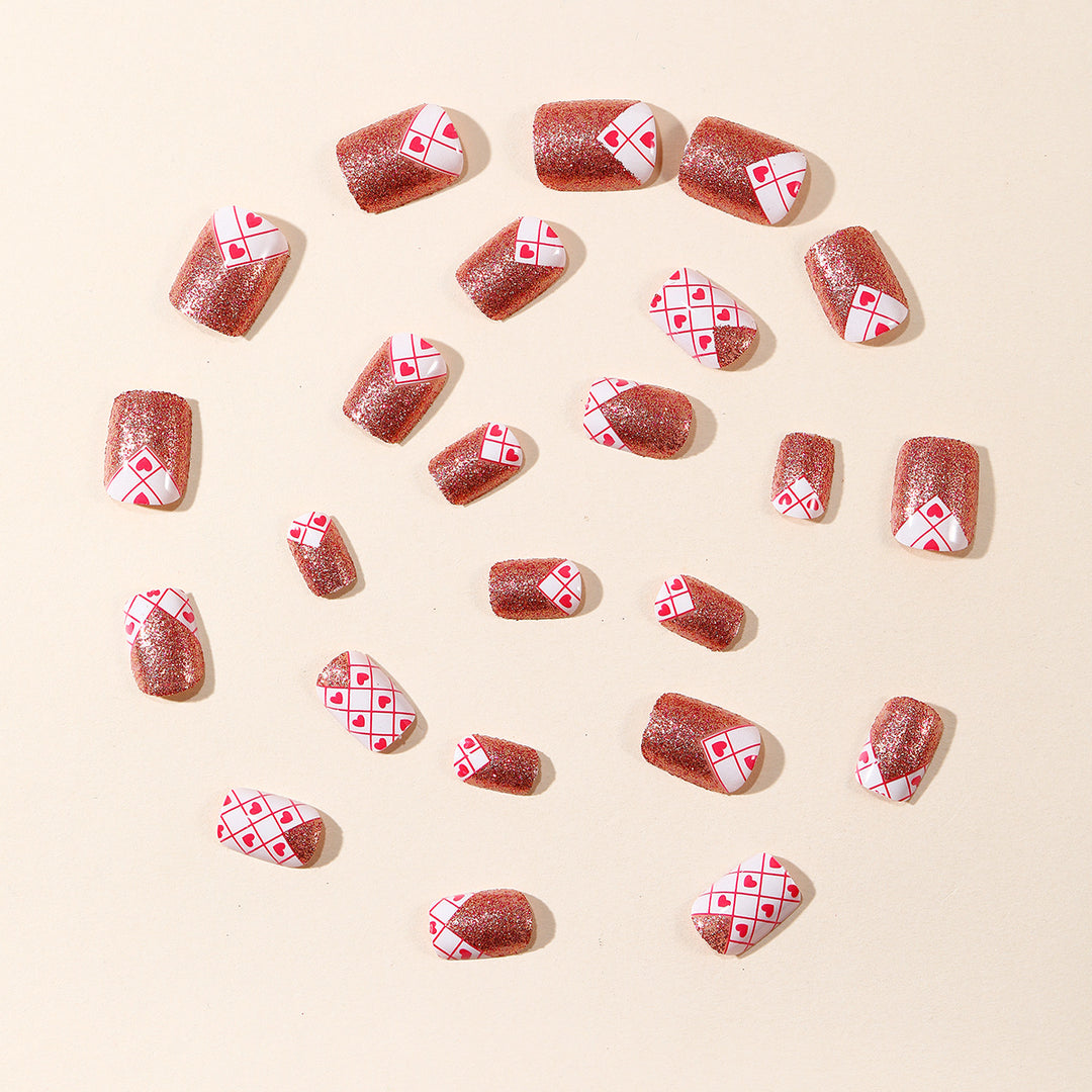 Stylische Herzmuster-Nagelkunst Karnz