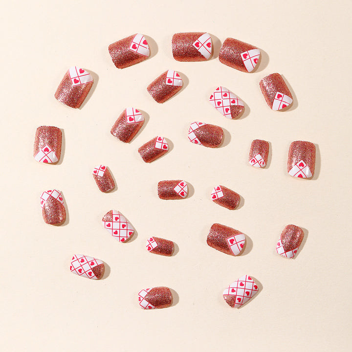 Stylische Herzmuster-Nagelkunst Karnz