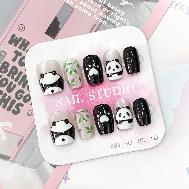 Kreative Kunstnägel mit Pandadesign Karnz
