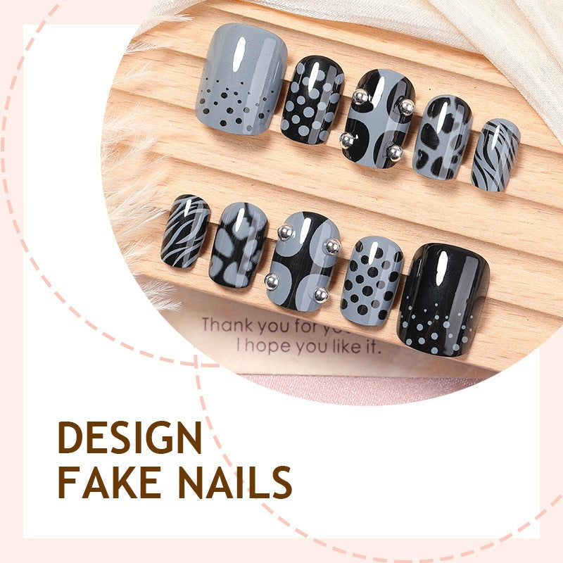 Kunstnagelset mit modischem geometrischen und Punktemuster Karnz