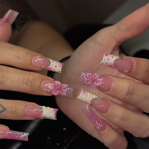 Kunstnagelset mit eleganten Blütenmotiven Karnz