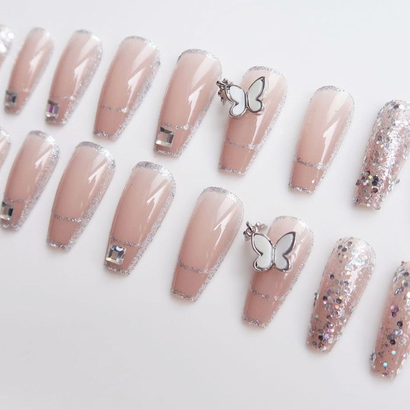Elegantes Press-On-Nageldesign-Set mit Schmetterlingsakzenten