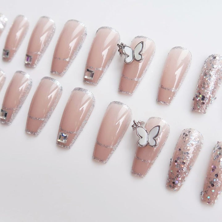 Elegantes Press-On-Nageldesign-Set mit Schmetterlingsakzenten