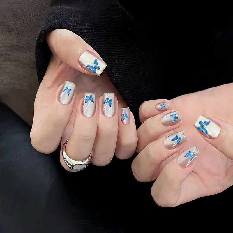 Elegantes Press-On-Nagelkunst-Set mit Blumendesign