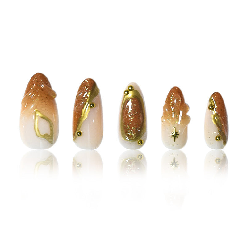 Luxuriöses Press-On-Nagelset mit kunstvollen goldenen Details Karnz