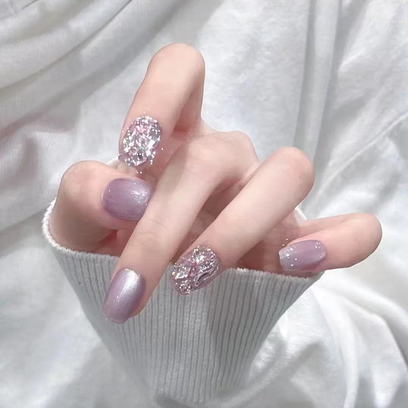 Kunstnagelset mit Glitzer- und Metallic-Effekten Karnz