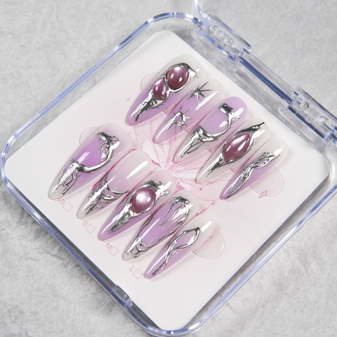 Kreatives Press-On Nagelset mit metallischen Akzenten