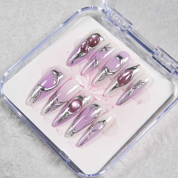 Kreatives Press-On Nagelset mit metallischen Akzenten