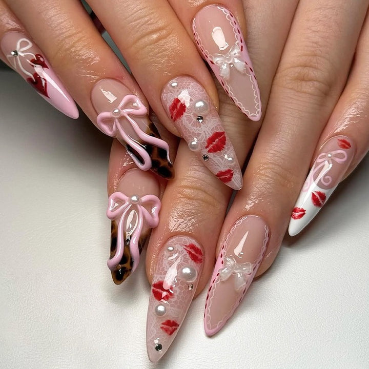 Kunstnagelset mit romantischen Mustern und hochwertigen Verzierungen Karnz