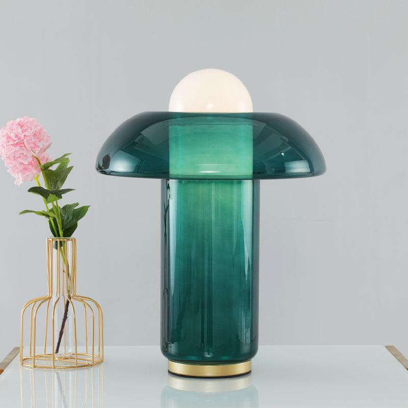 Moderne Tischleuchte mit elegantem Glasschirm