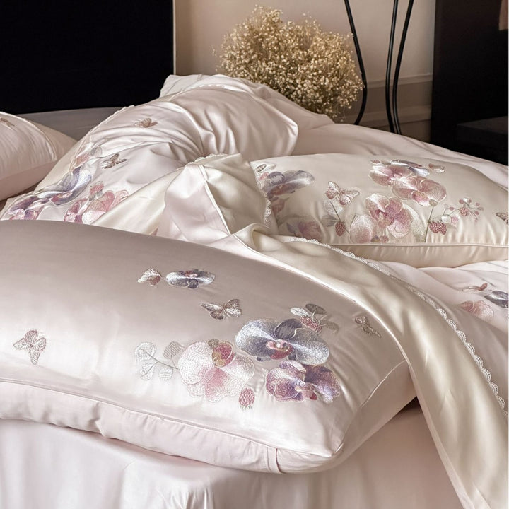Luxuriöses Satin-Bettwäsche-Set mit floraler Stickerei und Schmetterlings-Applikation