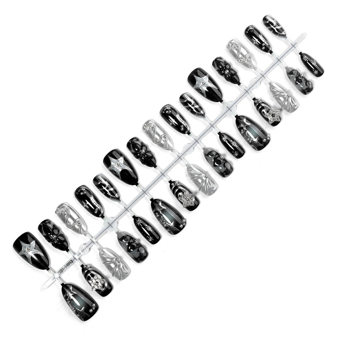 Kunstnagelset mit glamoureusen Designs und einzigartigen 3D-Elementen Karnz
