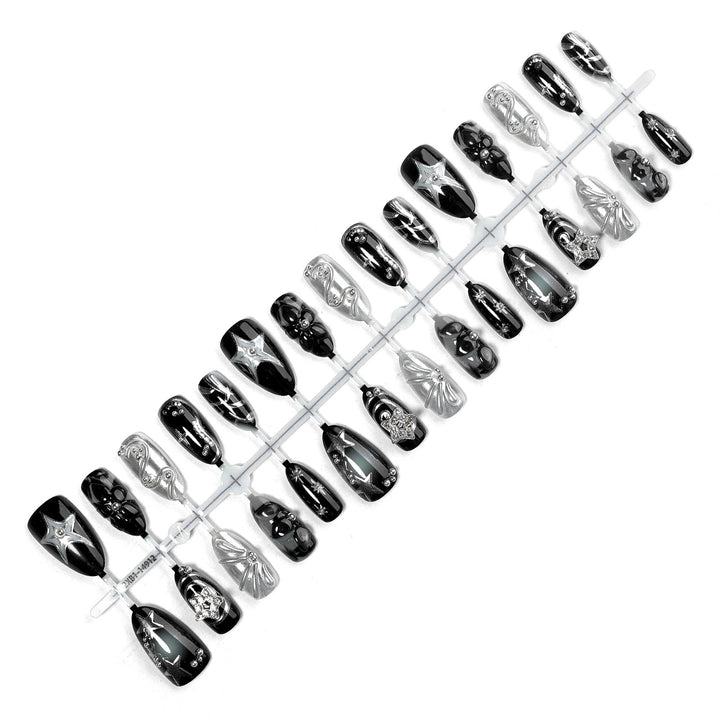 Kunstnagelset mit glamoureusen Designs und einzigartigen 3D-Elementen Karnz