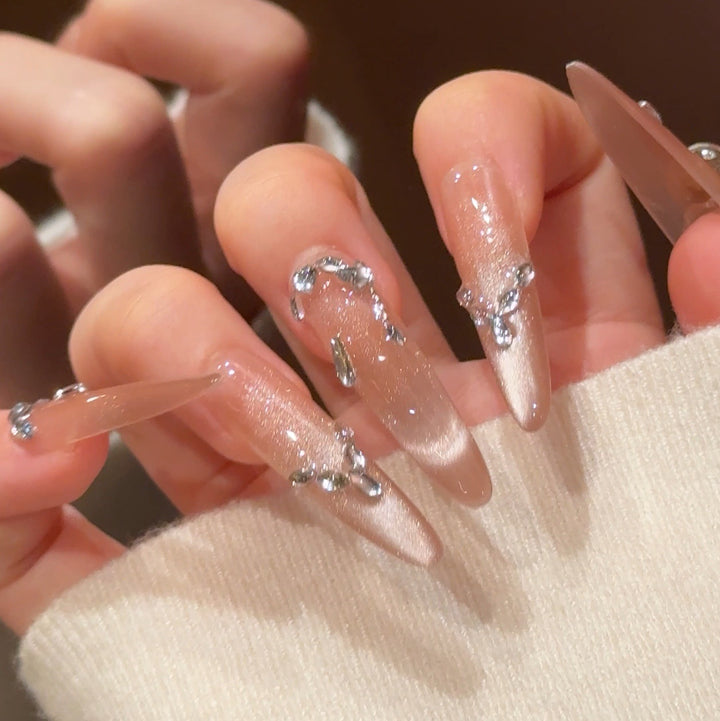 Künstlerische Stiletto Press-On Nagelkunst mit schimmernden Akzenten Karnz