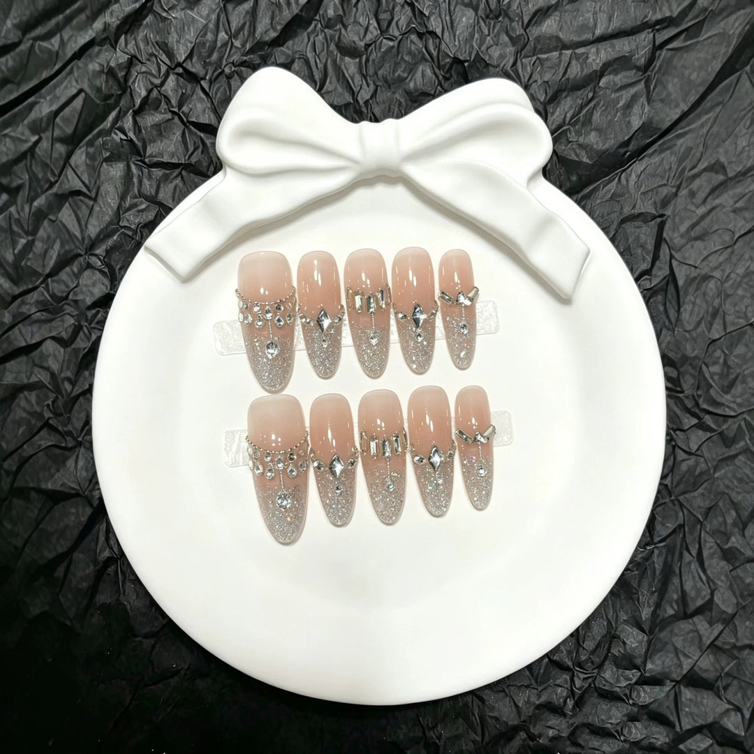 Glänzendes Press-On-Nagelkunstset mit eleganten Edelsteinakzenten
