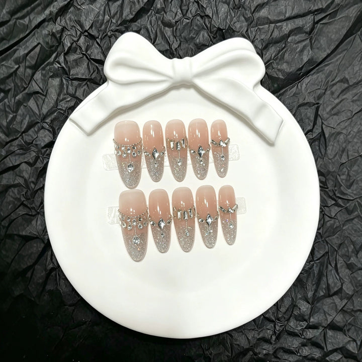 Glänzendes Press-On-Nagelkunstset mit eleganten Edelsteinakzenten