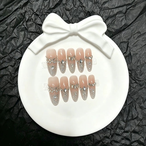 Glänzendes Press-On-Nagelkunstset mit eleganten Edelsteinakzenten