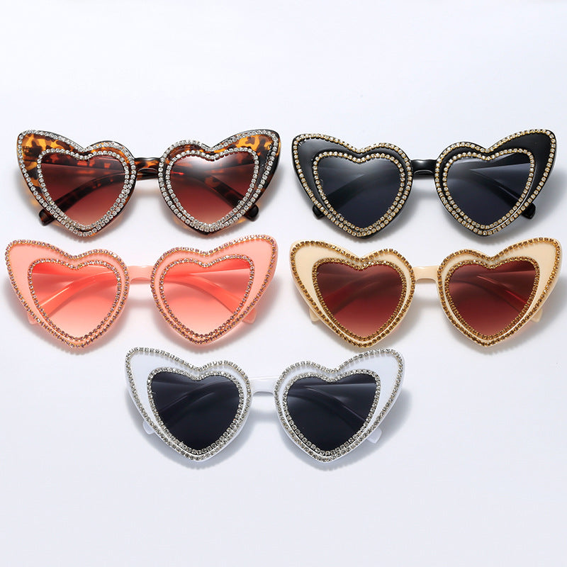 Damen Herzförmige Sonnenbrille mit Glitzerakzenten Karnz