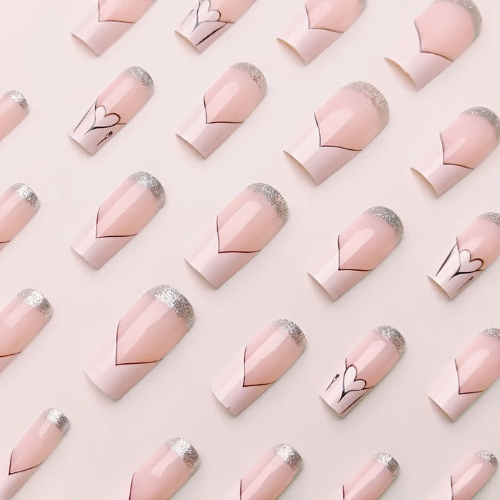 Elegantes Herzdesign Nagelkunst