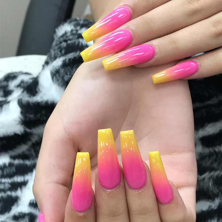 Künstliche Nagelspitzen im modernen Ombre-Design Karnz