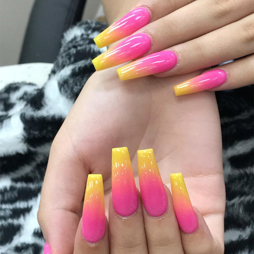 Künstliche Nagelspitzen im modernen Ombre-Design Karnz