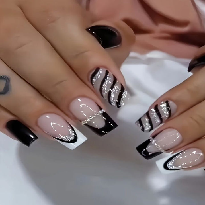 Elegante Kunstnägel mit Glitzer- und Streifenakzenten Karnz
