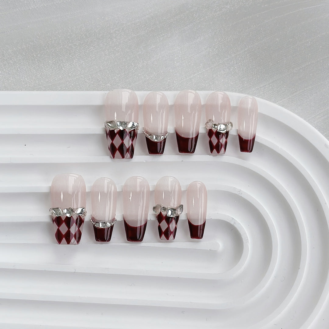 Künstlerisches Press-On Nagelset mit eleganten Schmuckakzenten