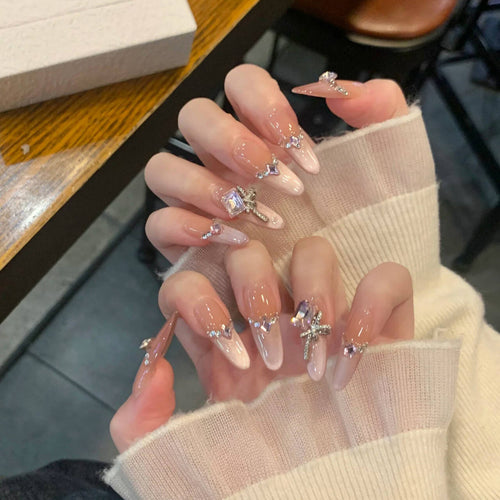 Künstlerisches Nageldesign mit dekorativen Elementen Karnz