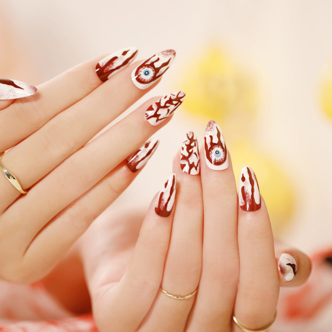 Kunstvolle Nagelverlängerungen mit kreativen Augen-Design Karnz