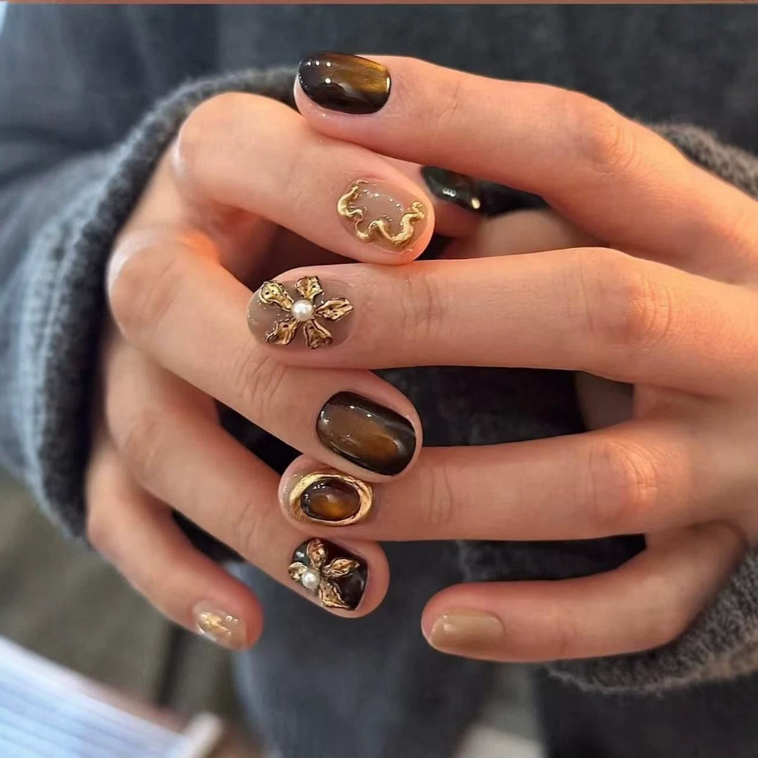 Designer Nagelkunst mit Schmuckelementen Karnz
