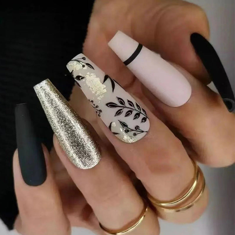 Kunstvolle Nagelverlängerungen mit eleganter Dekoration Karnz