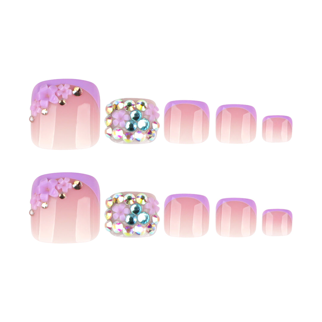 Kunstvolle Fußnagelgestaltung mit elegantem Glitzerakzent Karnz